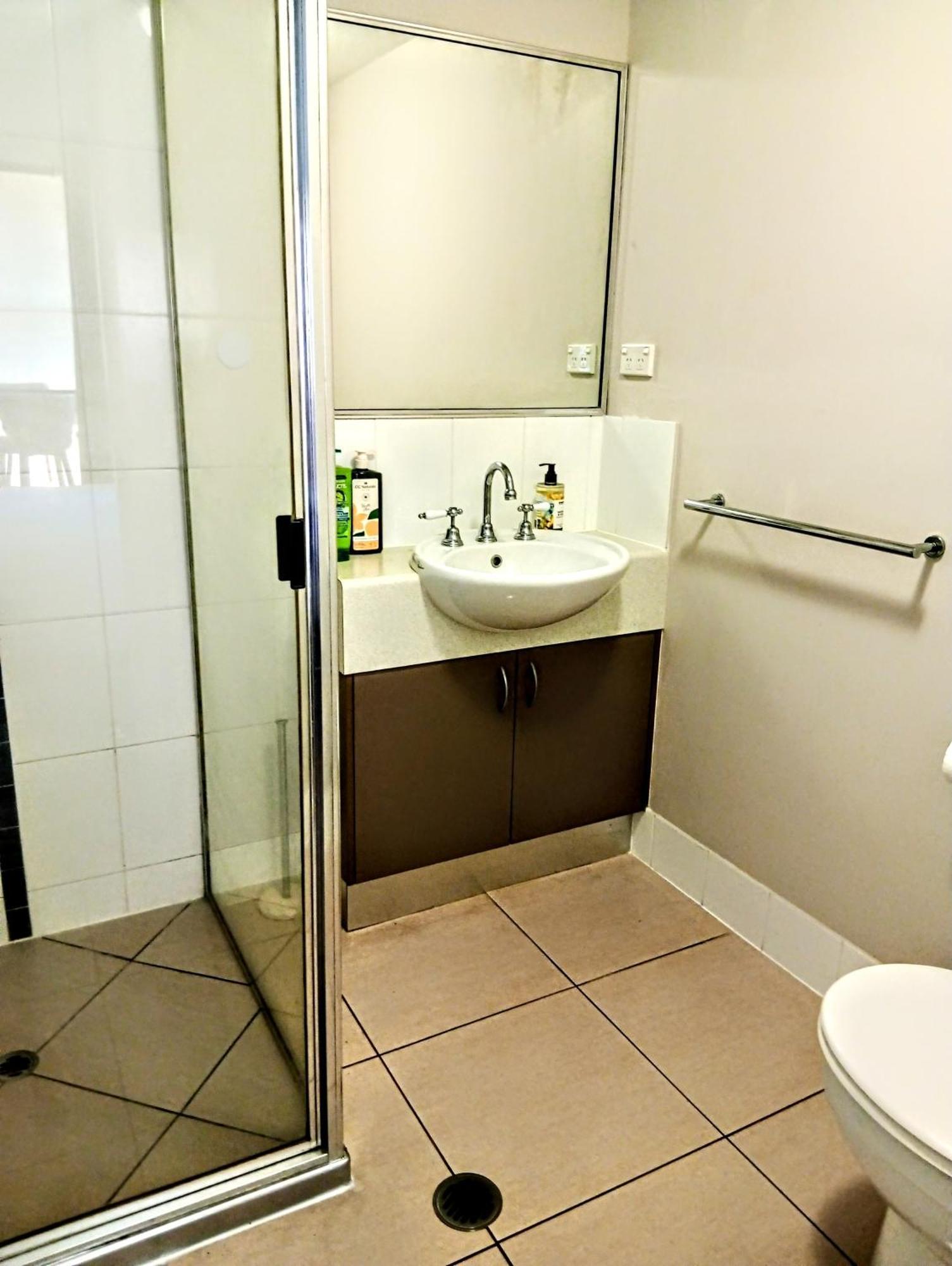 Apartment Cairns Edge Apartments Tennis Hockey Tobruk Pool A Walk Away *